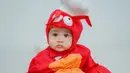 Rayyanza Malik Ahmad semakin terlihat lucu saja dengan cosplay kepiting. Sebutan Mr. Crab patut disematkan di foto Rayyanza dengan kostum kepiting. Kelucuan Cipung jadi Mr. Crab ini sukses bikin warganet terhibur. (Liputan6.com/IG/raffinagita1717)