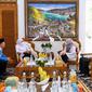 Gubernur Jawa Timur Khofifah Indar Parawansa (Kanan) Berdiskusi dengan Bupati Banyuwangi Ipuk Fiestiandani (Kiri) membahas  terkait food estate manggis (Istimewa)