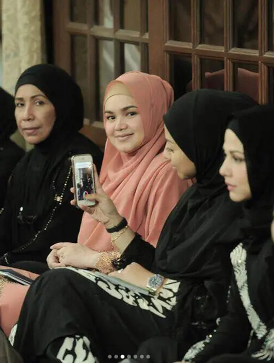 Selain itu, para penggemar Siti juga turut berbahagia dan bersyukur. Pasalnya, seperti yang diberitakan sebelumnya, kehamilan pertamanya ini terjadi setelah pasangan ini menikah selama 11 tahun. (Instagram/cdtk)