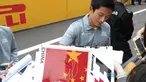 Rio Haryanto melayani tanda tangan fans saat berada di Sirkuit Internasional Shanghai, China, (14/4/2016). (Bola.com/Rio Haryanto Media)