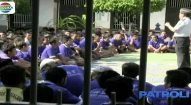 Menurut pihak rutan, keributan dipicu perkelahian dua napi narkoba pindahan dari Lapas Cipinang, Jakarta.