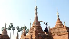 Relawan menyapu pagoda Buddha kuno di Naypyitaw, Myanmar (27/1). Pagoda yang berada di ibu kota negara tersebut dibangun 160 tahun lalu pada masa dinasti Konbaung dan Amarapura. (AP Photo/Aung Shine Oo)
