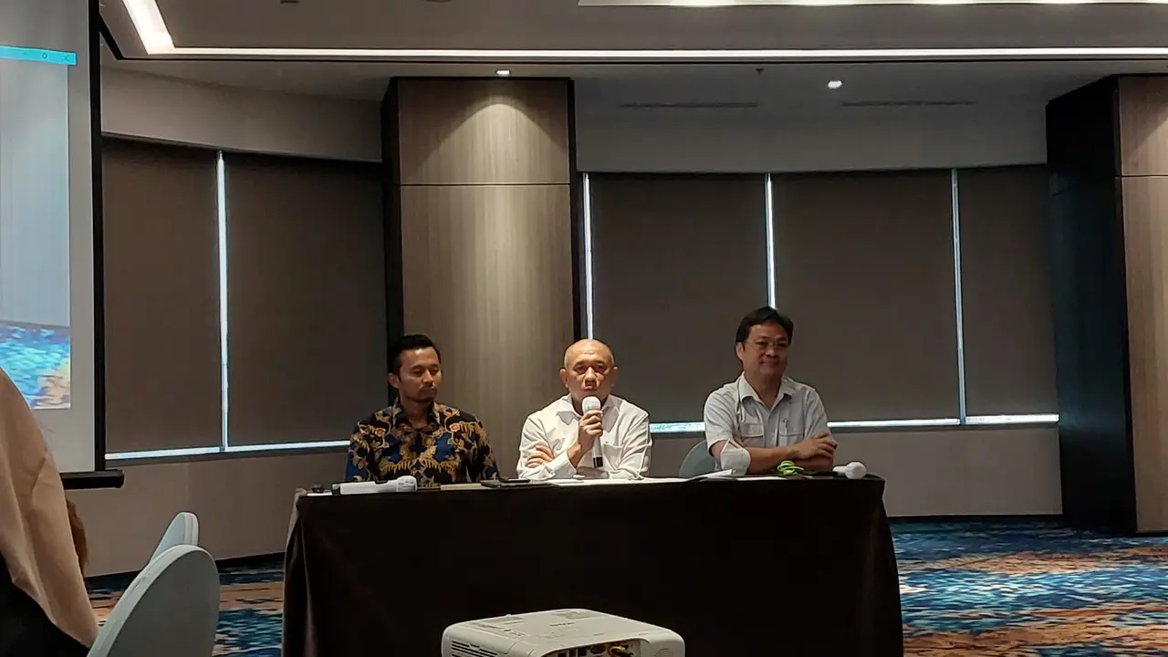 Menteri Koperasi dan UKM Teten Masduki mengungkap ada sekitar 25 ribu ton pakaian bekas ilegal yang masuk ke Indonesia.