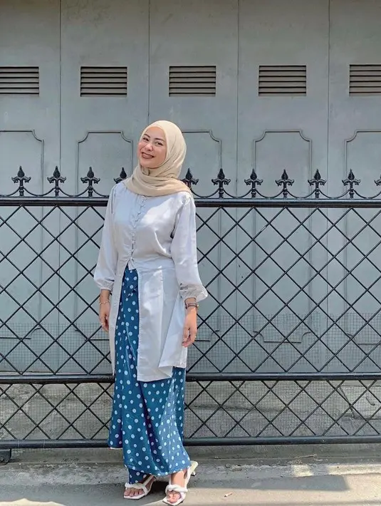 Pose di depan pagar rumah dengan outfit warna selaras bikin foto terlihat lebih menarik. [Foto: IG/diantyy.a].