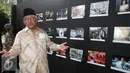 Mantan pimpinan KPK, Taufiqurahman Ruki melihat pameran foto di Jakarta, Selasa (29/12). Pameran foto yang bertajuk Mata Selular Antirasuah tersebut menggambarkan kegiatan-kegiatan di KPK dan di Pengadilan Tipikor Jakarta. (Liputan6.com/Helmi Afandi)