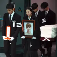Duka atas kepergian Jonghyun SHINee masih membuat para personel SHINee dan penggemar setianya menjadi terpukul. (JUNG Yeon-Je/AFP)