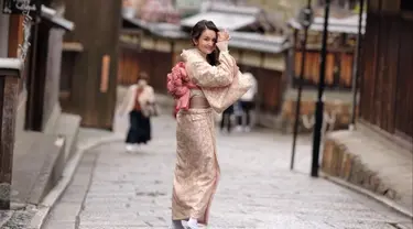 Belum lama ini Michelle Ziudith unggah foto pakai kimono saat di Jepang. Pamer senyuman tipis sembari memegang rambutnya yang diterbangkan angin, artis berusia 28 tahun ini bikin pangling. Unggah dua foto tampak depan dan tampak belakang, netizen salfok dengan tatanan rambut panjang Michelle yang ditatat dengan unik. (Liputan6.com/IG/@michelleziu)