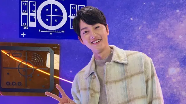 Segera Jadi Ayah, Ini Gaya Penampilan Song Joong Ki Bak Anak Kuliahan