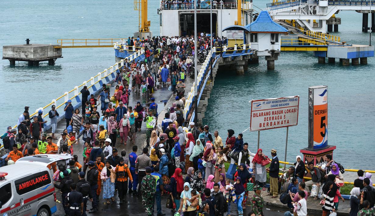 Para pengungsi turun dari kapal ferry di Pelabuhan Bakauheni, Lampung, Rabu (26/12). Aktivitas gunung berapi anak Krakatau yang mengakibatkan gelombang tsunami 22 Desember lalu memaksa belasan ribu orang mengungsi. (AFP Photo/Mohd Rasfan)
