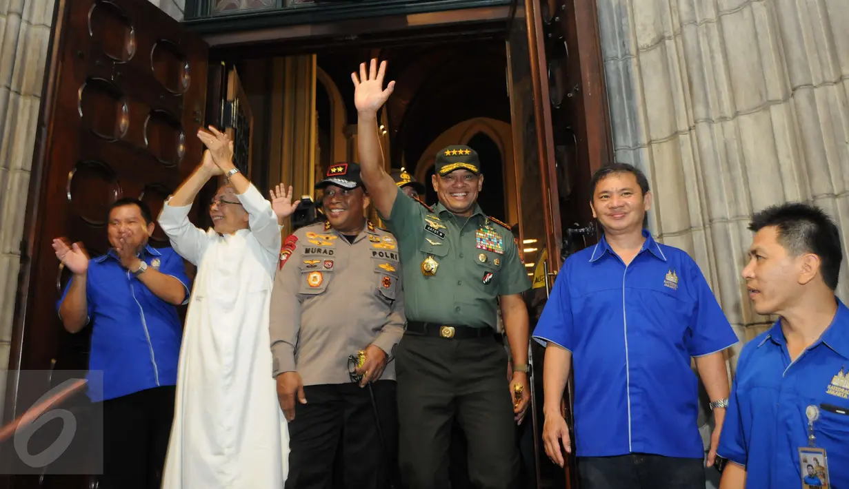 Panglima TNI Gatot Nurmantyo menyapa jemaat saat meghadiri misa natal di Gereja katedral, Jakarta, Sabtu (24/12). Kedatangannya unutk mengecek keamanan dan mengucapkan natal secara langsung kegereja. (Liputan6.com/Helmi Afandi)