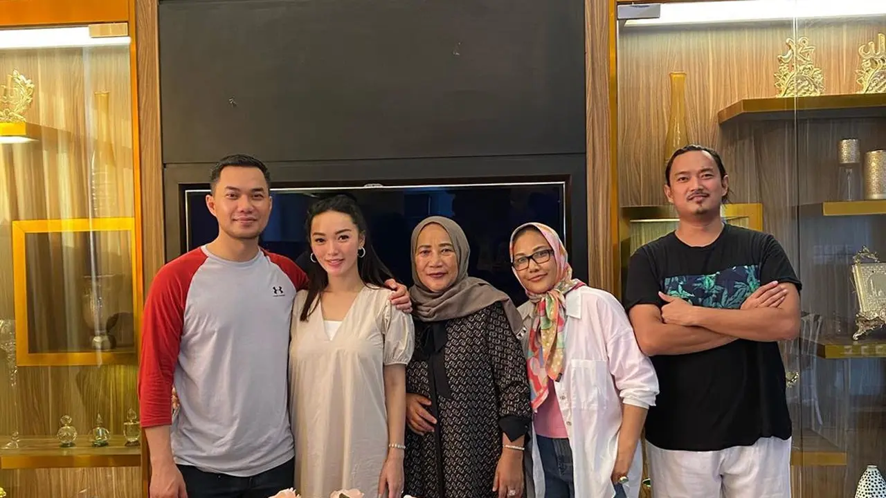 7 Momen Zaskia Gotik Pulang Ke Kampung Halaman Suami, Bertemu Mertua dan Saudara Ipar
