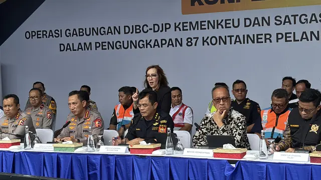 konferensi pers pengungkapan 87 kontainer pelanggaran ekspor produk turunan CPO di Tanjung Priok, Jakarta Utara, Kamis (6/11/2025). (Liputan6.com/Tira)