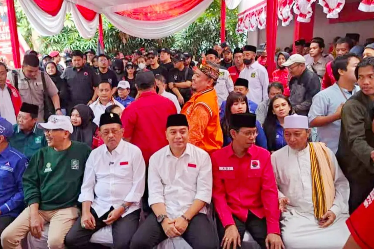 Eri Cahyadi- Armuji daftar Pilkada Surabaya ke KPU. (Dian Kurniawan/Liputan6.com)
