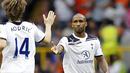 Striker Tottenham Hotspur Jermain Defoe (kanan) merayakan gol dengan Luka Modric dalam laga lanjutan Liga Premier melawan Blackpool di White Hart Lane, 7 April 2011. AFP PHOTO/IAN KINGTON
