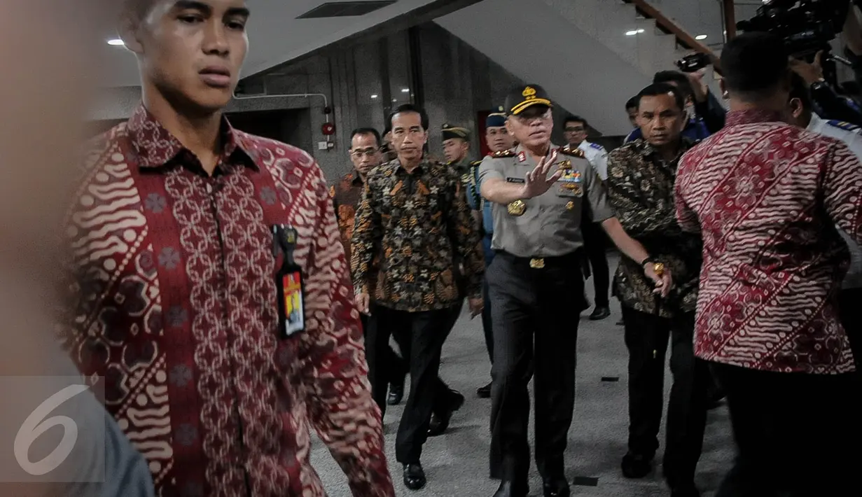 Presiden Jokowi meninjau Operasi Tangkap Tangan (OTT) yang dilakukan Polri di kantor Kementerian Perhubungan, Jakarta, Selasa (11/10). Jokowi langsung naik ke lantai 12 Dirjen Perhubungan Laut, salah satu TKP. (Liputan6.com/Faizal Fanani)