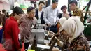 Pengunjung antusias melihat proses pembuatan rokok kretek di Paviliun Sampoerna, Trade Expo Indonesia di Kemayoran, Jakarta Rabu (12/10). (Liputan6.com/Faizal Fanani)