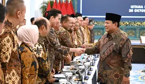 Menteri Pariwisata Widiyanti Putri Wardhana menjabat tangan dengan Presiden Republik Indonesia Prabowo Subianto dalam Sidang Kabinet Paripurna terkait Satu Tahun Pemerintahan Kabinet Merah Putih, Istana Negara, (20/10/2025).