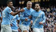 Rayan Cherki (kanan) merayakan golnya buat Man City ke gawang Arsenal dalam lanjutan Liga Inggris 2025/2026, Minggu (19/4/2026). (Darren Staples / AFP)
