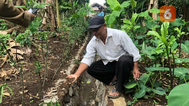 Warga Desa Cibolang saat memprotes pembangunan drainase yang kembali rusak pasca sepekan diperbaiki (Liputan6.com/Fira Syahrin).