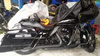 Polisi mengamankan Harley Davidson yang menabrak nenek di Bogor hingga meninggal. (Achmad Sudarno/Liputan6.com)