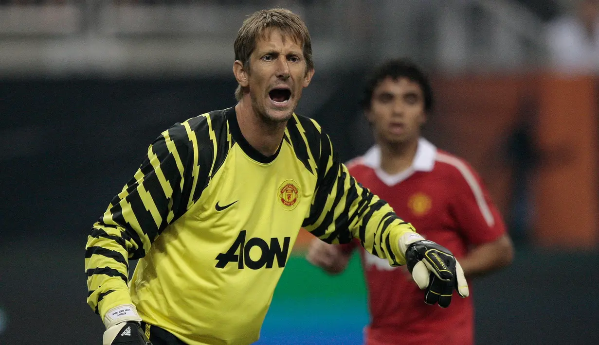 Edwin van der Sar. Eks kiper Belanda yang kini berusia 51 tahun dan telah pensiun pada Juli 2011 bersama Manchester United dan kini menjabat sebagai CEO Ajax Amsterdam ini sempat memperkuat Fulham selama 4 musim usai didatangkan dari Juventus pada awal musim 2001/2002 dengan nilai transfer 10,3 juta euro. Pada awal musim 2005/2006 ia ditarik ke MU dengan nilai transfer 4 juta euro dan bertahan selama 6 musim hingga akhir musim 2010/2011 dan total tampil dalam 266 laga di semua ajang dengan torehan 135 kali clean sheet. Empat gelar Liga Inggris berhasil diraihnya pada musim 2006/2007 hingga 2008/2009 dan 2010/2011. (Getty Images via AFP/Bob Levey)