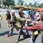 Sejumlah pencopet menyusup ke dalam aksi unjuk rasa bertajuk "Tolak Hasil pemilu 2024 Curang" yang digelar di Patung Kuda Arjuna Wiwaha, Jakarta Pusat. (Ady Anugrahadi)