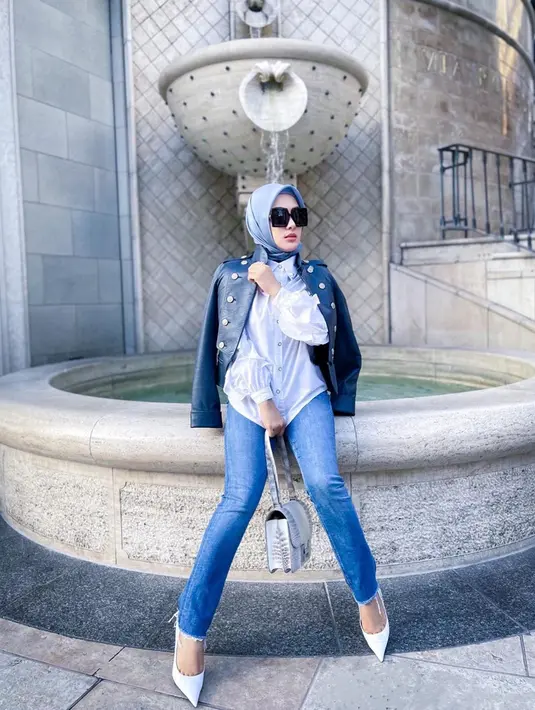 Gaya penampilan Syahrini yang kasual satu ini pun bisa dijadikan sebagai inspirasi. Memadukan jaket kulit hitam, Syahrini terlihat santai dengan kemeja serata celana jeans yang memiliki warna senada dengan hijab yang digunakan. (Liputan6.com/IG/@princessyahrini)