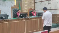 Tersangka Rizky Noviandi Ahmad saat menjalani sidang putusan hukuman mati di Pengadilan Negeri Depok. (Liputan6.com/Dicky Agung Prihanto)
