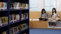 Pengunjung membaca buku di Perpustakaan dan Galeri Kota Bogor, Bogor, Jawab Barat, Senin (26/12/2022). Proyek yang merupakan hasil revitalisasi eks Gedung DPRD Kota Bogor itu baru mencapai 60 persen dan masih akan terus berkembang ke depannya. (Liputan6.com/Magang/Aida Nuralifa)