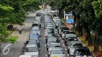 Sejumlah kendaraan melintasi kawasan Semanggi menuju kawasan Thamrin, Jakarta, Selasa (5/4). Uji coba sistem "three in one" ini merupakan hari pertama yang dilakukan oleh Pemprov DKI Jakarta dan Polda Metro Jaya. (Liputan6.com/Gempur M Surya)