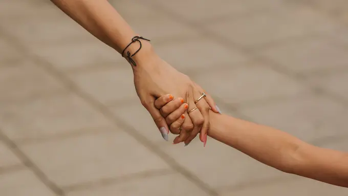 Merawat Ibu Kandungnya Seorang Diri, Kisah Gadis Cilik Buat Menangis