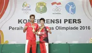 Peraih medali emas Olimpiade Rio 2016, Tontowi Ahmad/Liliyana Natsir, berfoto bersama seusai konferensi pers di Pelatnas Bulutangkis PBSI, Cipayung, Jakarta Timur, Rabu (24/8/2016). (Bola.com/Arief Bagus)