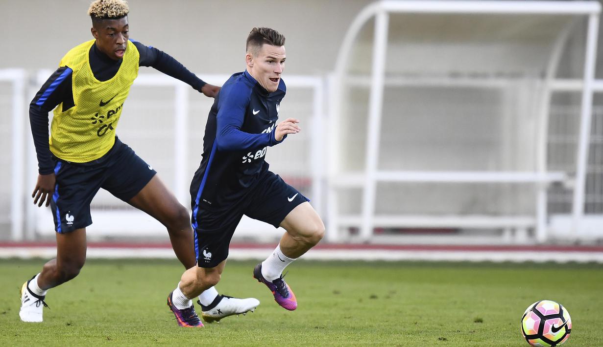Presnel Kimpembe (kiri) dan Kevin Gameiro  tengah serius berlatih jelang melawan Bulgaria pada kualifikasi Piala Dunia 2018 di di Clairefontaine-en-Yvelines dekat Paris, (4/10/2016). (AFP/Franck Fife)