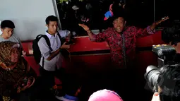 Ratusan calon penumpang Lion Air terlantar di Terminal 1B Bandara Soekarno Hatta. Tampak seorang laki-laki merasa geram karena keberangkatannya di tunda oleh pihak Lion Air di Terminal 1B Soetta, Tangerang, Jumat (20/2/2015). (Liputan6.com/Faisal R Syam)