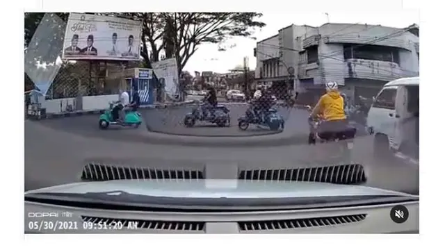 Komunitas Vespa melanggar lampu merah di Tasikmalaya, Jawa Barat