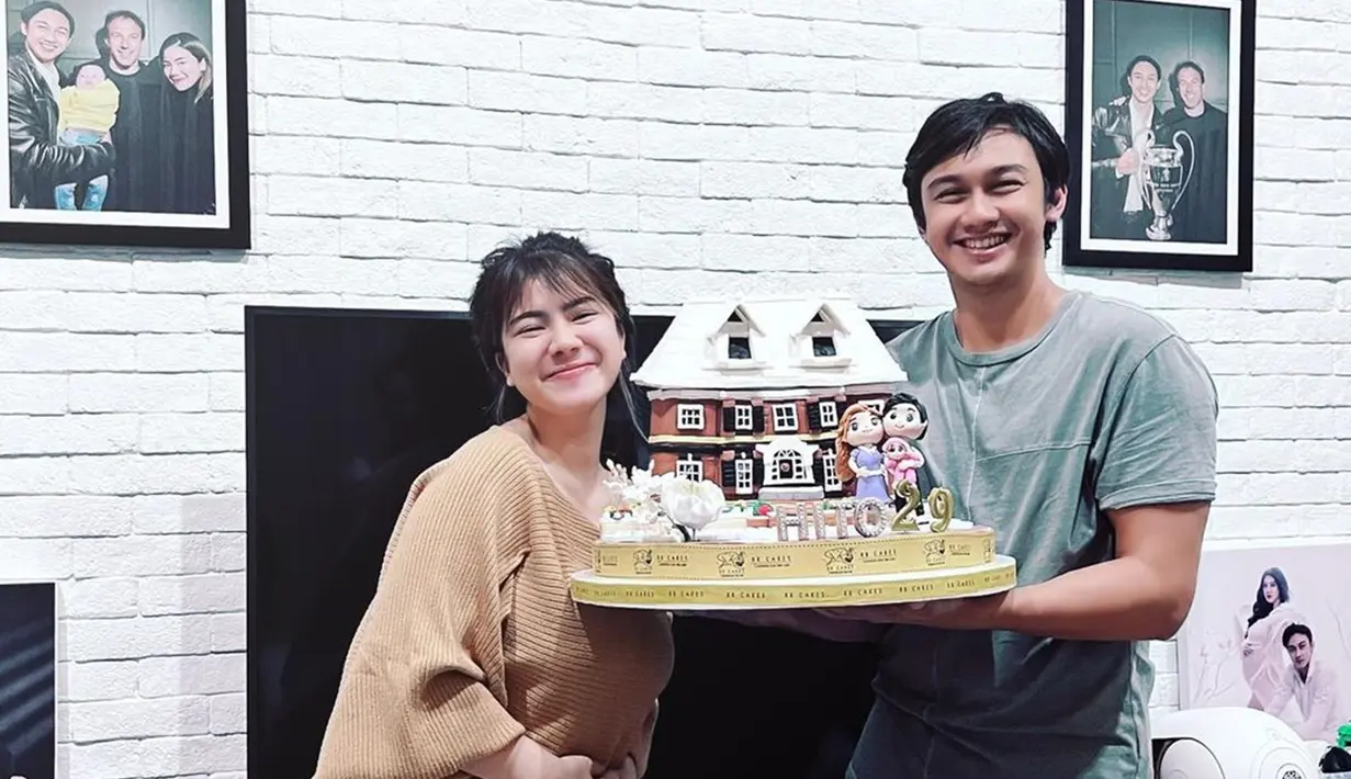 Selang satu tahun, yaitu pada tahun 2022. Felicya kembali memberikan kejutan ultah untuk Hito berupa kue besar berbentuk rumah. Jika tahun lalu, Feli sedang hamil anak pertama, tahun 2022 ini Feli sedang mengandung anak kedua. (Liputan6.com/IG/@felicyangelista_)