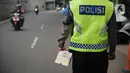Polisi membawa surat tilang saat melakukan Operasi Zebra Jaya 2021 di kawasan Jalan Gatot Subroto, Jakarta, Selasa (16/11/2021). Operasi Zebra Jaya 2021 digelar untuk meningkatkan kedisiplinan masyarakat dalam berlalu lintas. (Liputan6.com/Faizal Fanani)