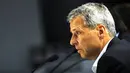 Pelatih Hertha Berlin asal Swiss, Lucien Favre saat konferensi pers seusai kekalahan 1-5 dari Hoffenheim, 27 September 2009. Hertha memecat Favre. AFP PHOTO DDP / SASCHA SCHUERMANN