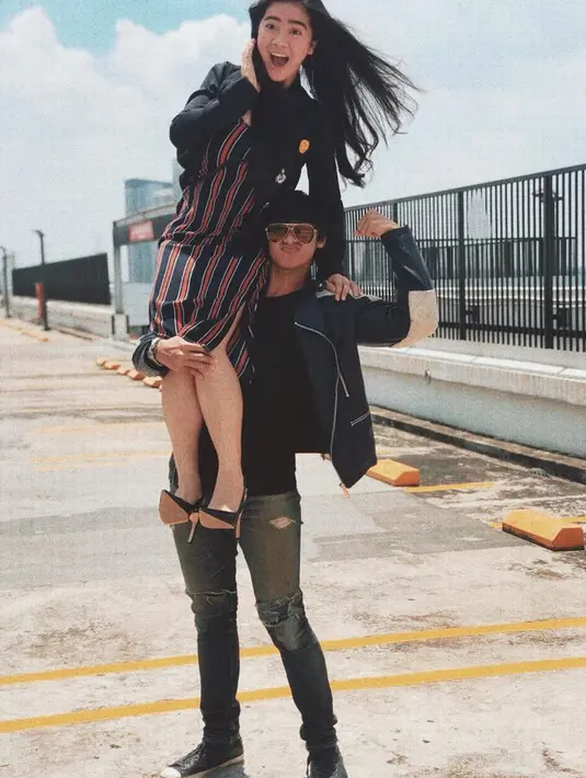 Lihat saja pose ini, Caesar Hito terlihat santai saat menggendong Felicya Angelista. (Foto: instagram.com/felicyangelista_)