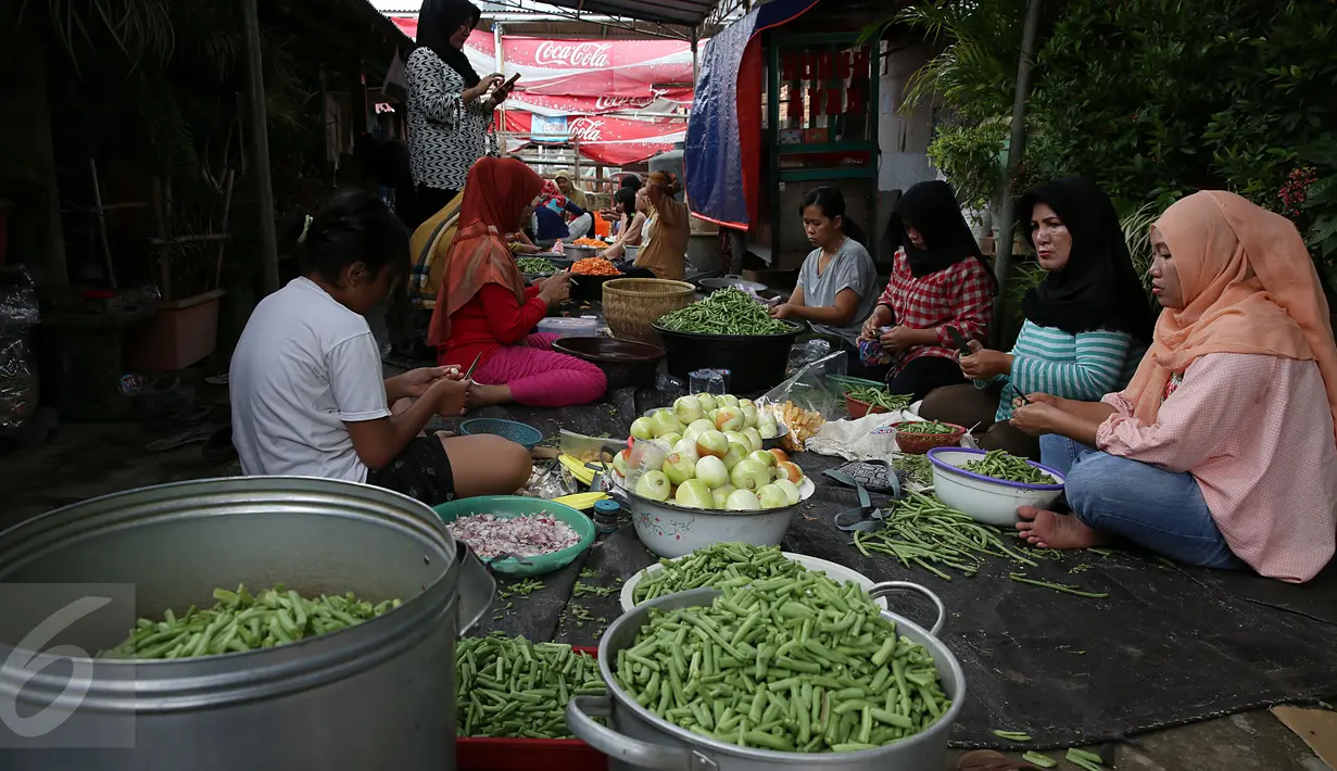 Sejumlah ibu-ibu terlihat sibuk memasak di Dapur umum Daarul Falah, Jakarta, Kamis (1/12). Dapur ini merupakan Posko inisiatif warga untuk memasak nasi bungkus sebanyak 2500 bungkus untuk peserta aksi demo bela Islam 3 besok. (Liputan6.com/Johan Tallo)