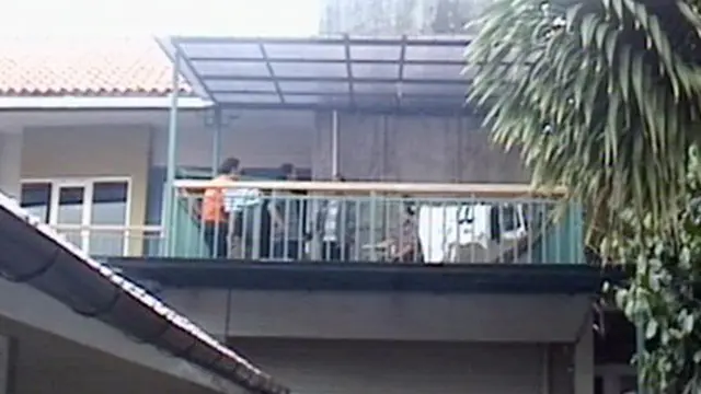 [VIDEO] Polisi Olah TKP Pembunuhan Wanita Dalam Koper di Kos Mewah