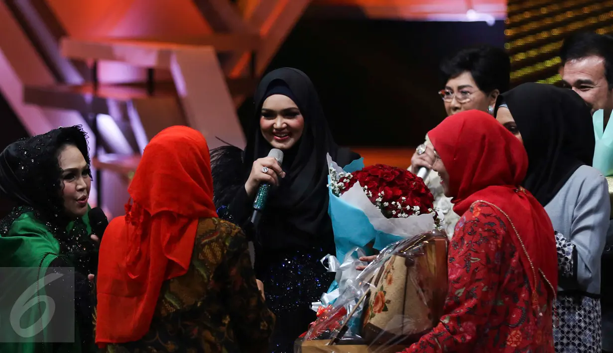 Sejumlah penggemar memberikan hadiah dan bunga kepada Siti Nurhaliza di acara Golden Memories International di Indosiar, Jakarta, Kamis (12/1). (Liputan6.com/Yoppy Renato)