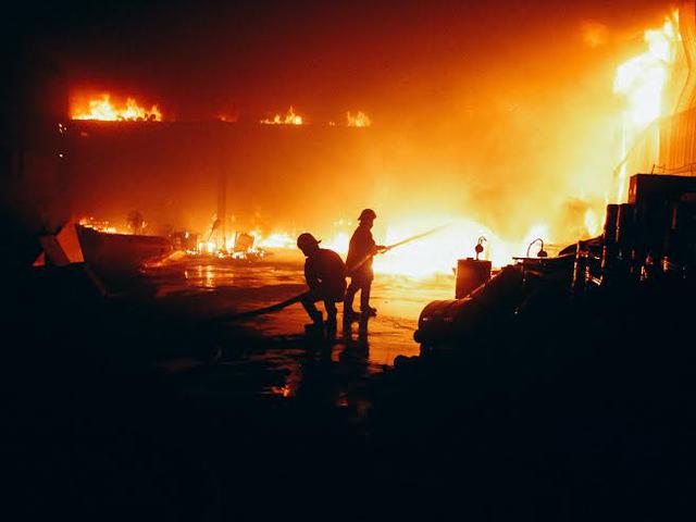 Kebakaran Di Jalan Pemuda Rawamangun 17 Mobil Pemadam Dikerahkan News Liputan6 Com