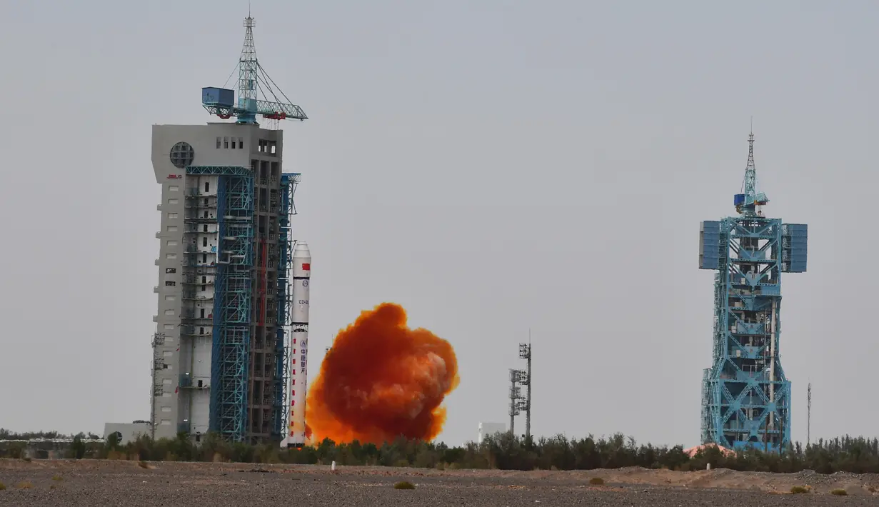 Roket pengangkut Long March-2D yang membawa satelit Gaofen-9 04 diluncurkan dari Pusat Peluncuran Satelit Jiuquan, China, Kamis (6/8/2020). China berhasil meluncurkan satelit penginderaan jauh optik baru dari Pusat Peluncuran Satelit Jiuquan pada pukul 12.01 waktu Beijing. (Xinhua/Wang Jiangbo)