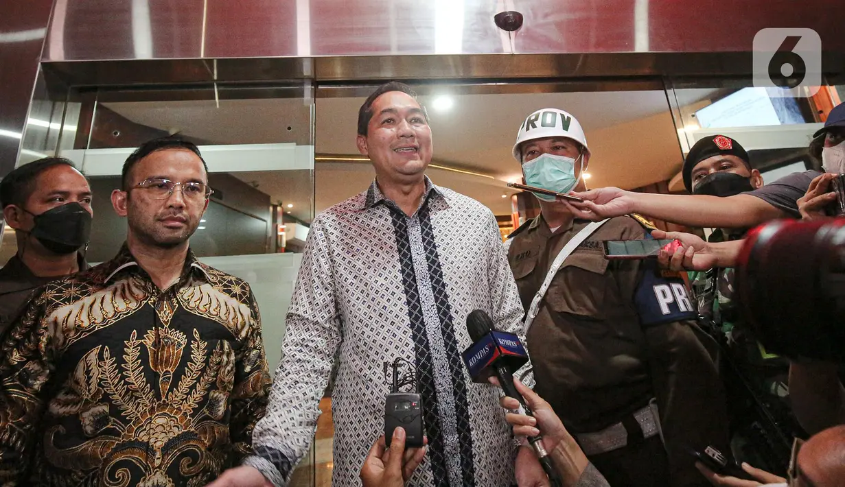 Mantan Menteri Perdagangan Muhammad Lutfi (tengah) usai menjalani pemeriksaan di Gedung Bundar, Kejagung, Jakarta, Rabu (22/6/2022). Muhammad Lutfi menjalani pemeriksaan selama 12 jam sebagai saksi terkait kasus fasilitas pemberian izin ekspor crude palm oil (CPO) dan turunannya, termasuk minyak goreng, periode 2021-2022. (Liputan6.com/Faizal Fanani)