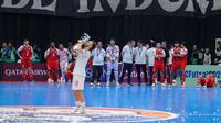 Para pemain Timnas Futsal Indonesia melihat pemain Timnas Iran mencium trofi kemenangan dalam Piala Asia Futsal 2026 yang berlangsung di Indonesia Arena, Senayan, Jakarta, Sabtu (07/02/2026). (Bola.com/Bagaskara Lazuardi)