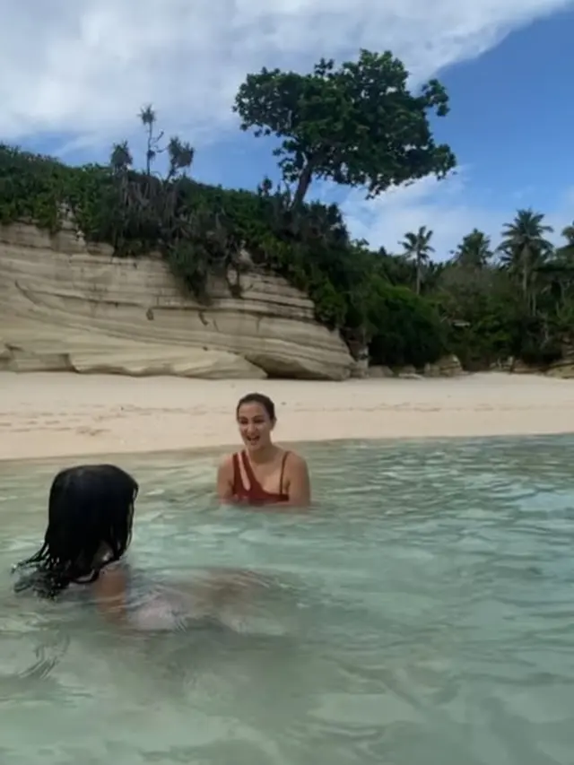 Atiqah Hasiholan liburan di Sumba (Instagram/atiqahhasiholan)