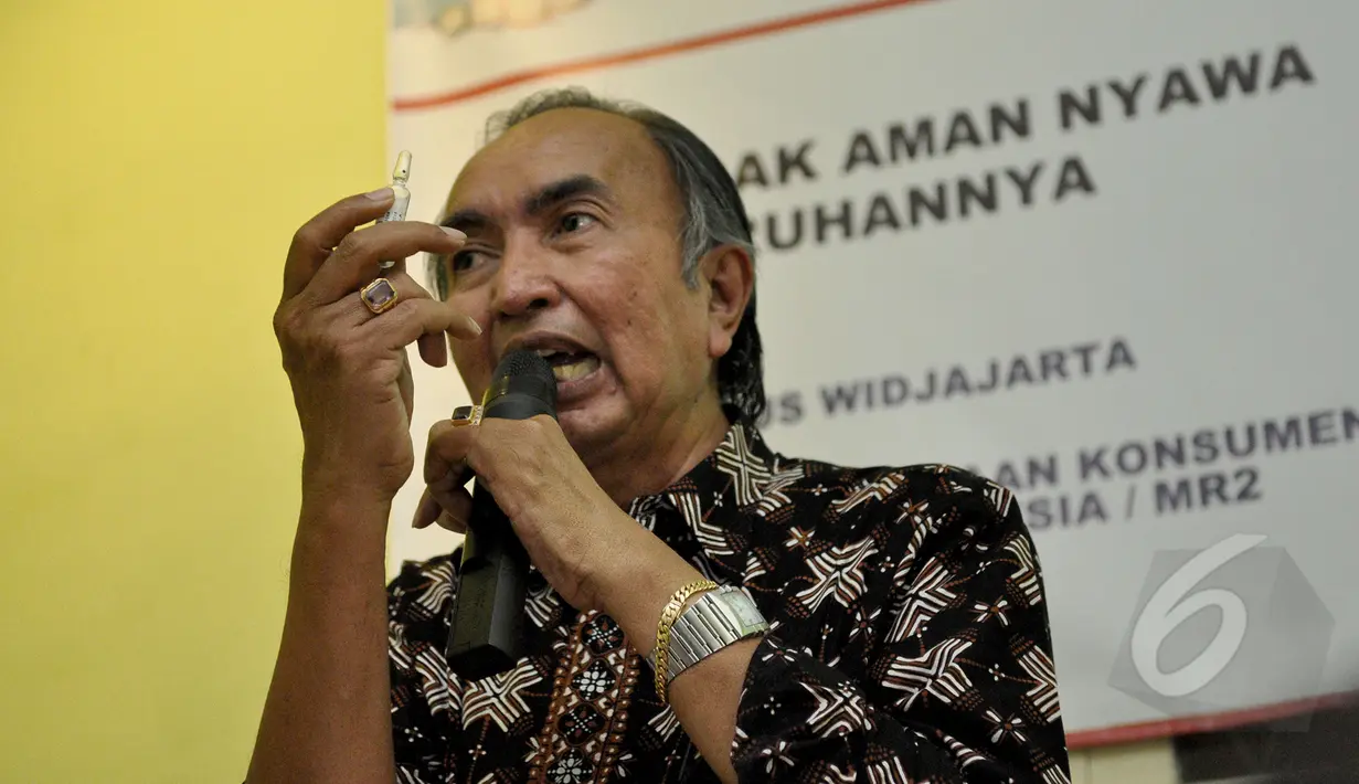 Marius Widjajarta memberikan penjelasan saat menjadi pembicara diskusi tentang " Obat tidak aman nyawa taruhannya " di Warung Daun, Jakarta, Jumat (13/3/2015). (Liputan6.com/Faizal Fanani)
