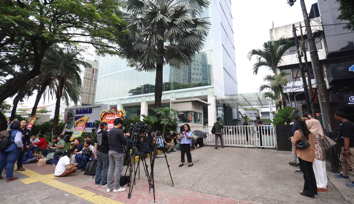 Sejumlah pewarta berkumpul di depan gedung Badan Gizi Nasional (BGN) di Jalan Kebon Sirih, Menteng, Jakarta Pusat, Rabu (3/6/2026), menyusul pergantian jajaran pimpinan di lembaga tersebut. (Kapanlagi.com/Budy Santoso)