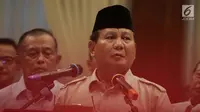 Capres Prabowo Subianto didampingi sejumlah pengurus BPN memberikan keterangan terhadap wartawan di Jakarta, Rabu (8/5). Prabowo menilai pernyataan Hendropriyono bernada ancaman. (Liputan6.com/Faizal Fanani)